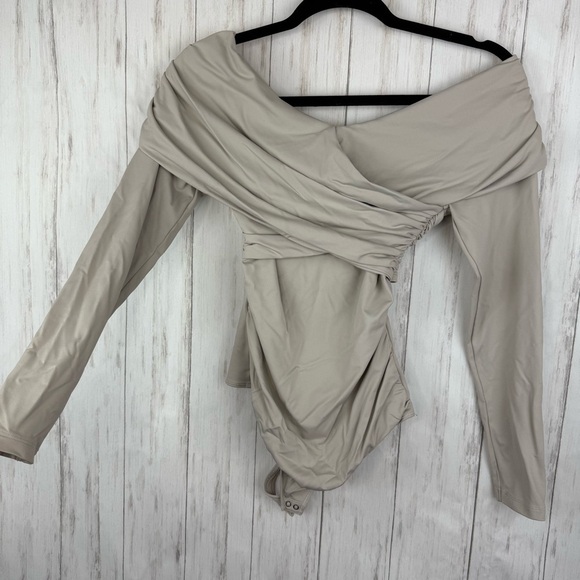 Abercrombie and Fitch Cream Off-Shoulder Top - Picture 1 of 7